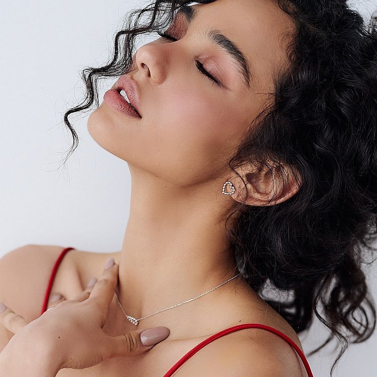 Сережки-пусети "Закохані серця" в білому золоті с06897 від ювелірного магазину Онікс - 2