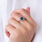Золотое кольцо с белыми и синими фианитами к06831 от ювелирного магазина Оникс - 1