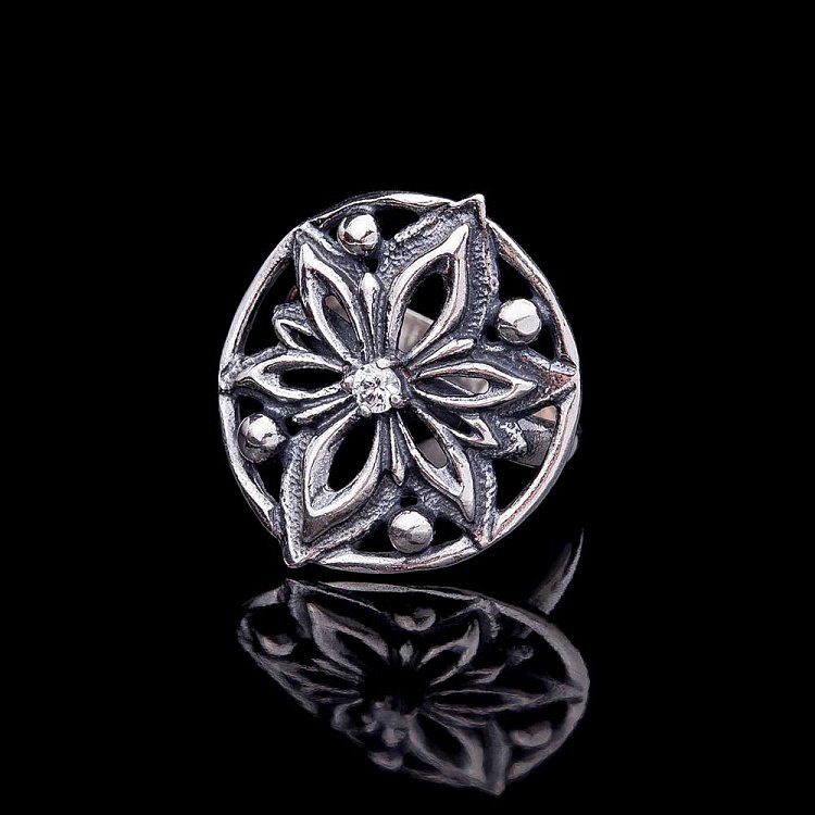 Серебряное кольцо "Цветок" с фианитами 11585 от ювелирного магазина Оникс