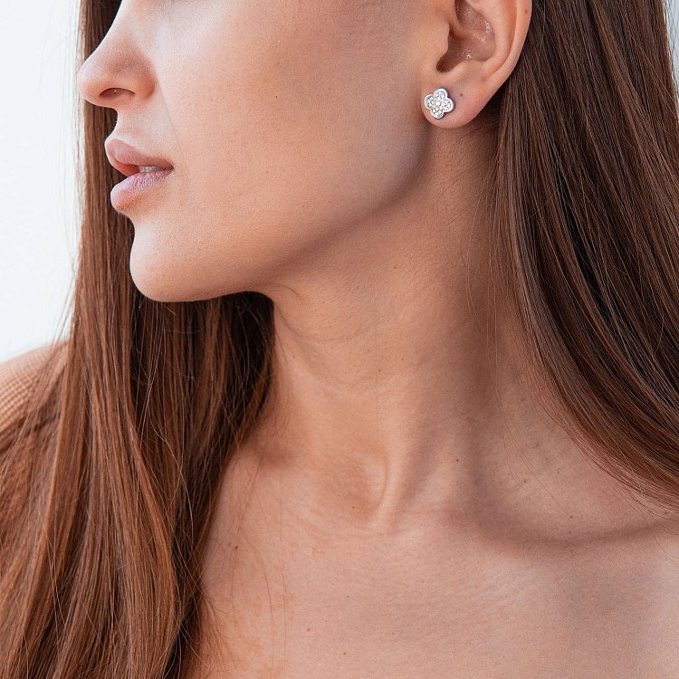 Серебряные серьги - пусеты "Клевер" (фианиты) 121864 от ювелирного магазина Оникс - 1