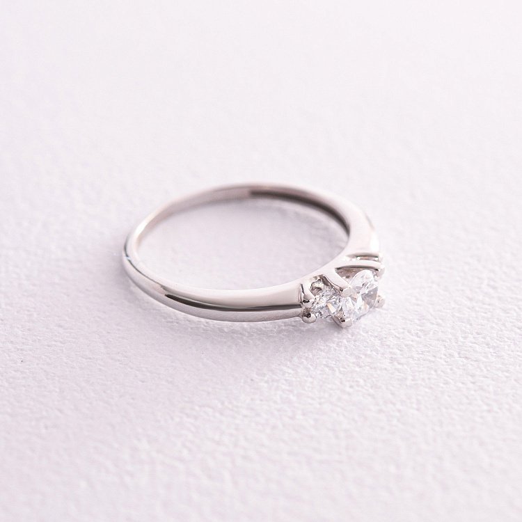 Заручальна срібна каблучка з фіанітами 476 від ювелірного магазину Онікс - 2