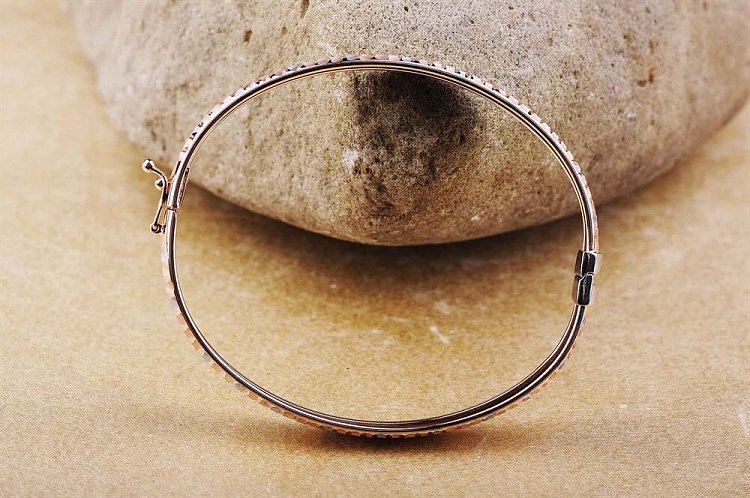 Жорсткий золотий жіночий браслет б01218 від ювелірного магазину Онікс - 2