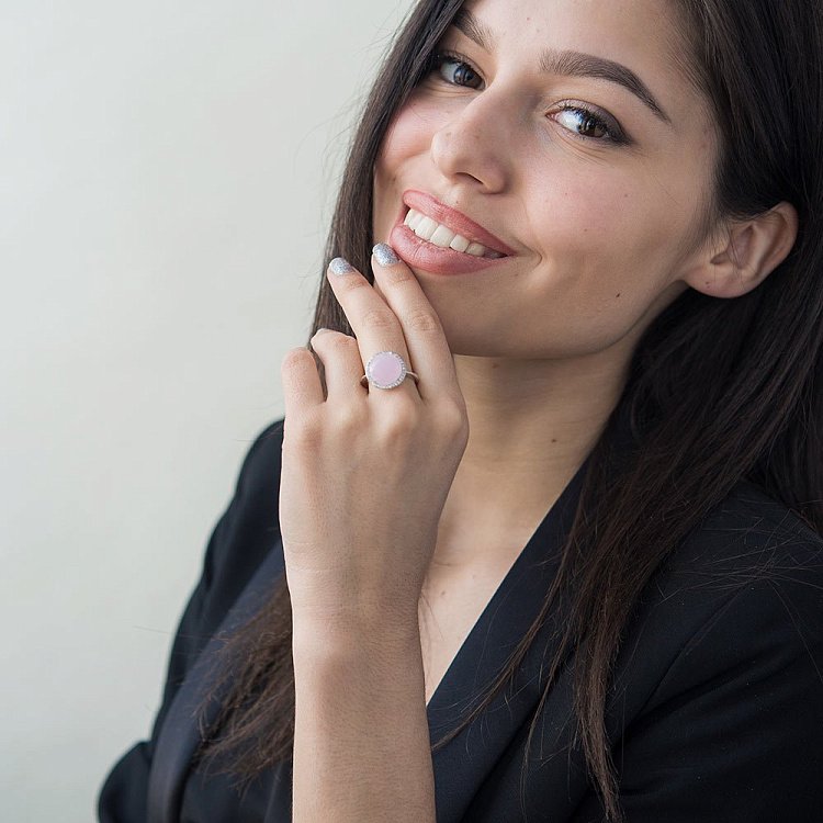 Срібний перстень з фіанітами 111923 від ювелірного магазину Онікс - 3