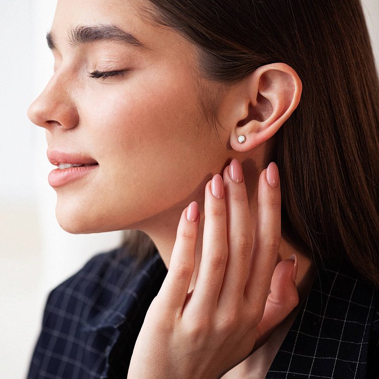 Золотые серьги-пусеты "Сияние" (синт. опал) 5 мм с06329 от ювелирного магазина Оникс - 1