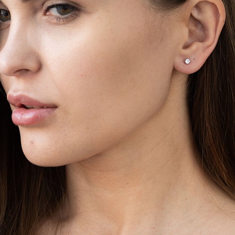 Золоті сережки - пусети з фіанітами с01568 від ювелірного магазину Онікс - 1