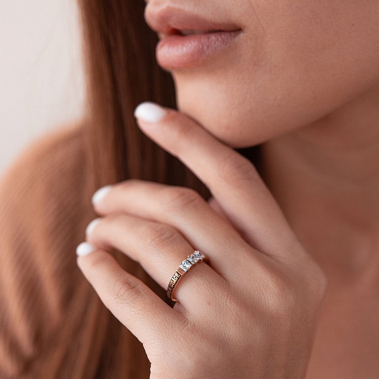 Золота каблучка "Спаси і збережи" з фіанітами к02068 від ювелірного магазину Онікс - 1