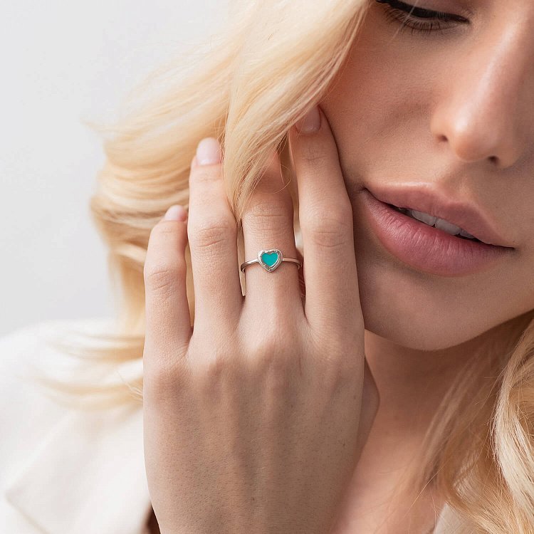 Серебряное кольцо "Сердечко" с эмалью 112638 от ювелирного магазина Оникс - 1