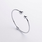 Жорсткий браслет "Кульки" у білому золоті б05509 от ювелирного магазина Оникс