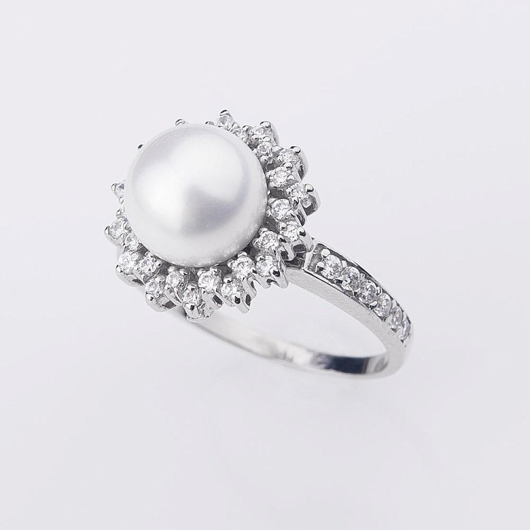 Золотое кольцо с искусственным жемчугом и фианитами к01675ж от ювелирного магазина Оникс - 1