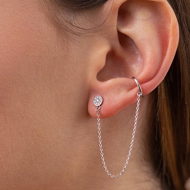 Асимметричные серебряные серьги - пусеты с фианитами (серьга - каффа) 902-00898 от ювелирного магазина Оникс