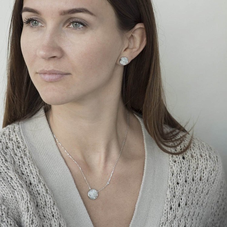 Колье "Клевер" с перламутром и фианитом 18585 от ювелирного магазина Оникс - 1