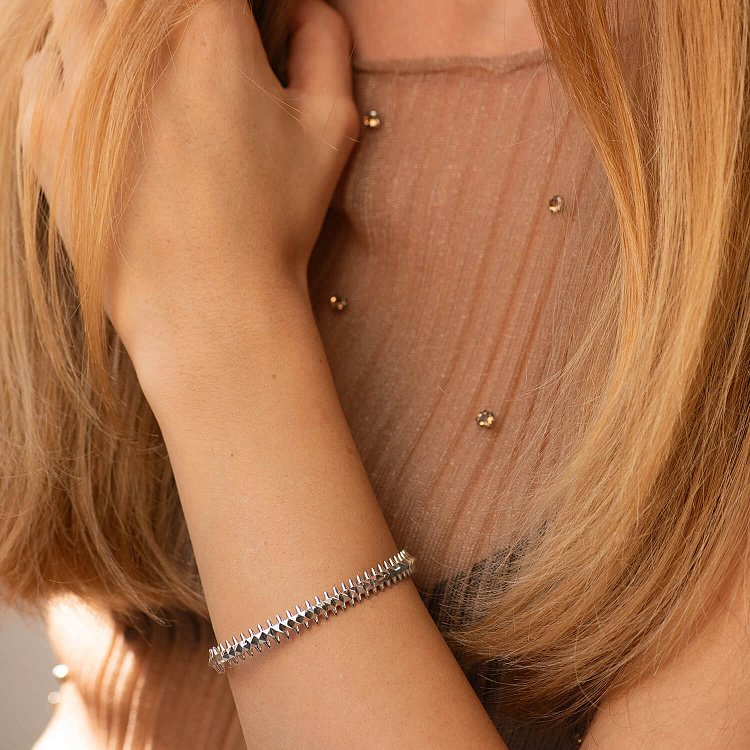 Жесткий браслет в белом золоте б05328 от ювелирного магазина Оникс - 5