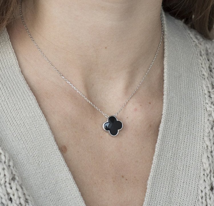 Серебряное колье с двусторонним украшением "Клевер" 18583 от ювелирного магазина Оникс - 1