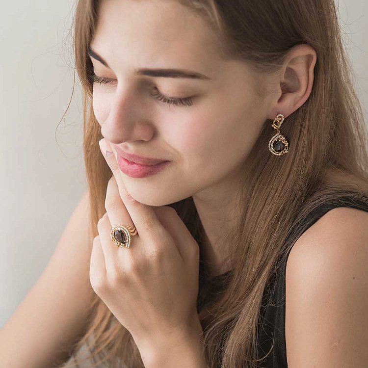 Золота каблучка з димчастим кварцом і фіанітами к04332 від ювелірного магазину Онікс - 1