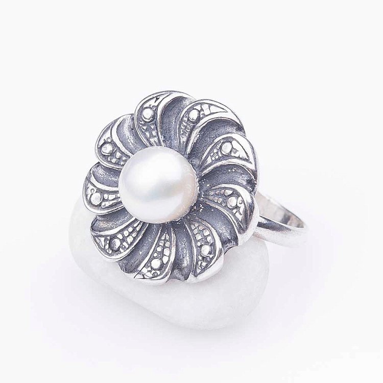 Каблучка "Квіточка" (культ. прісн. перли) 11293 - 1 Каблучка "Квіточка" (культ. прісн. перли) 11293 від ювелірного магазину Онікс - 1