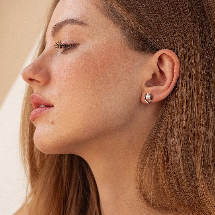 Сережки - пусети "Крапельки" з перлами (біле золото) с09055 від ювелірного магазину Онікс - 1