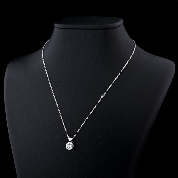 Серебряное колье с фианитами 18258 от ювелирного магазина Оникс