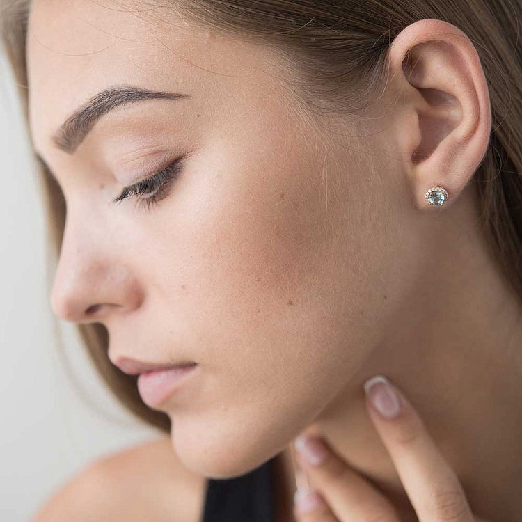 Золоті сережки-пусети з блакитним топазом і фіанітами с489 від ювелірного магазину Онікс - 2