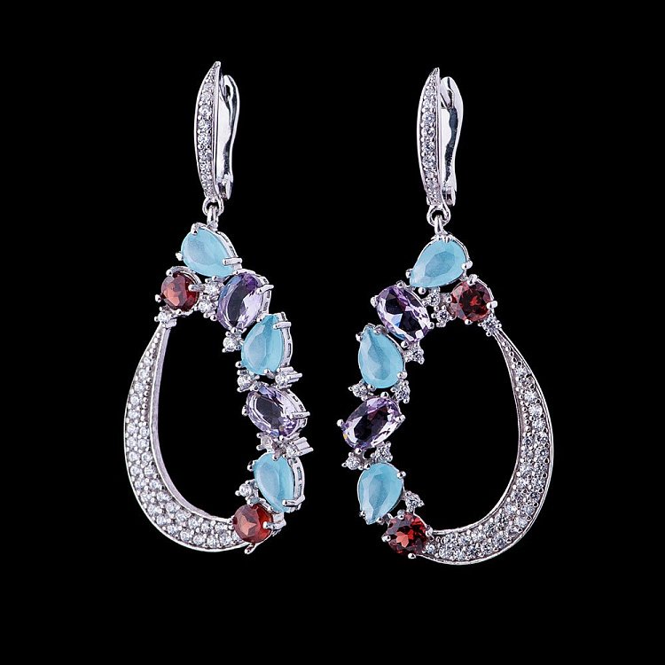 Срібні сережки з кольоровими фіанітами 121909 від ювелірного магазину Онікс