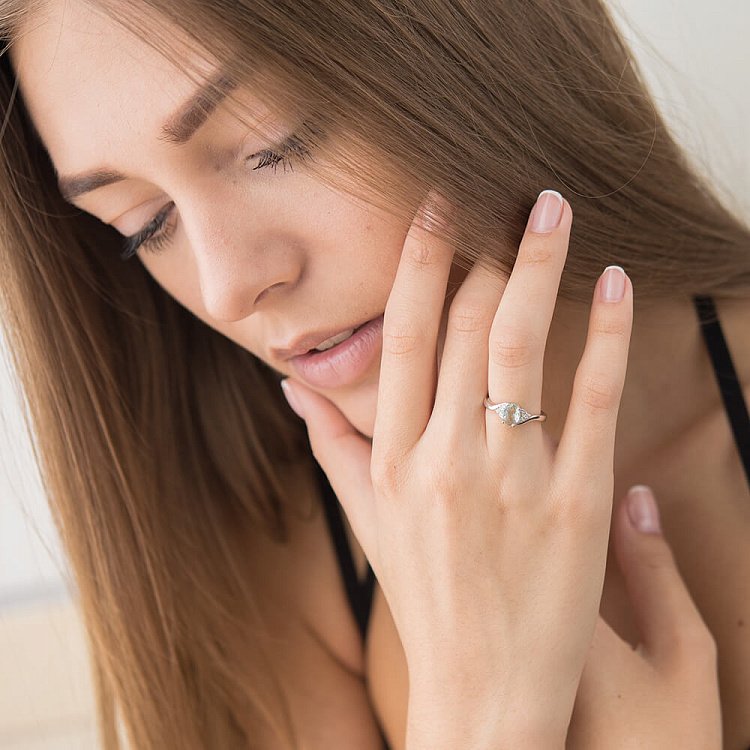 Кольцо с голубыми фианитами к17 от ювелирного магазина Оникс - 3