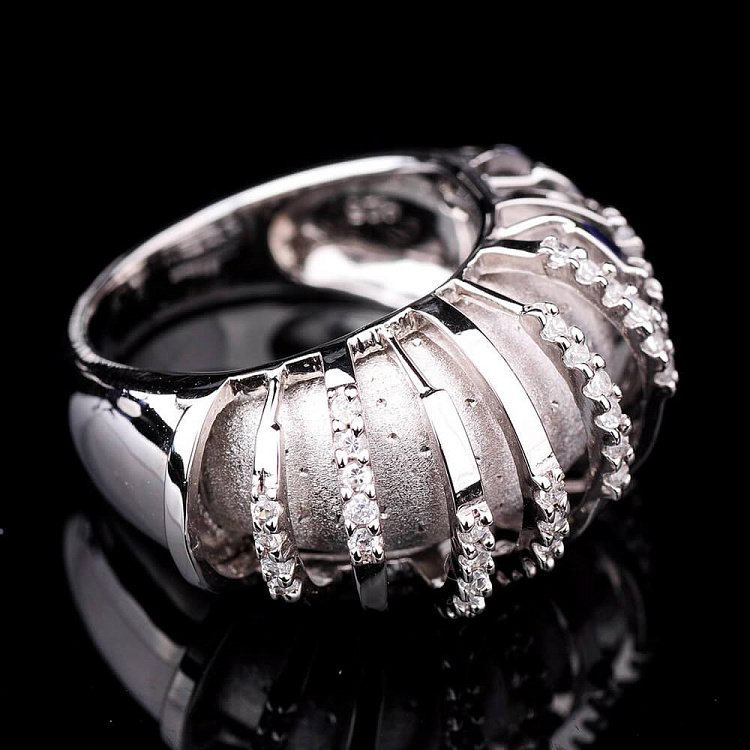 Серебряное кольцо с камнями 11767 от ювелирного магазина Оникс