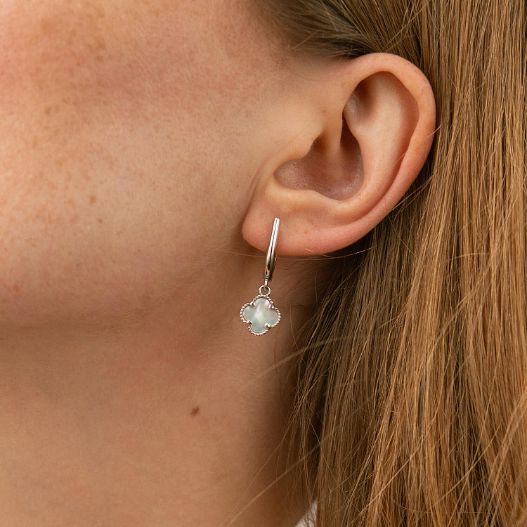 Срібні сережки "Конюшина" з перламутром 123246 від ювелірного магазину Онікс - 1