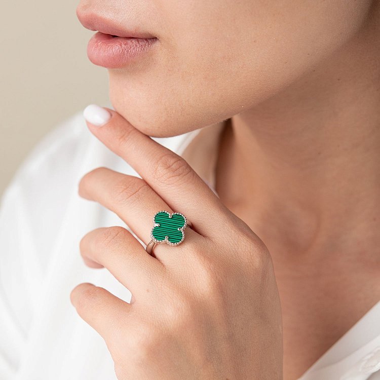 Серебряное кольцо "Клевер" с малахитом 111681 от ювелирного магазина Оникс - 7