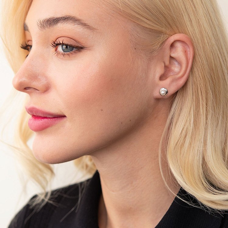 Срібні сережки - пусети з культ. прісн. перлами 121304 від ювелірного магазину Онікс - 1