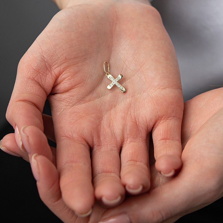 Хрестик у жовтому золоті з фіанітами п03759 від ювелірного магазину Онікс - 1
