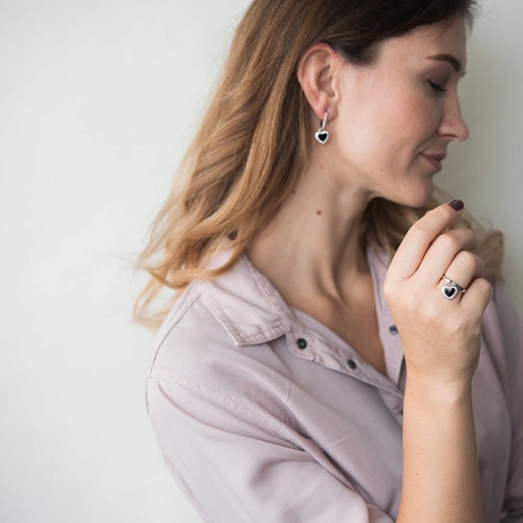 Серебряные серьги  сердечки с фианитами 122035 от ювелирного магазина Оникс - 2