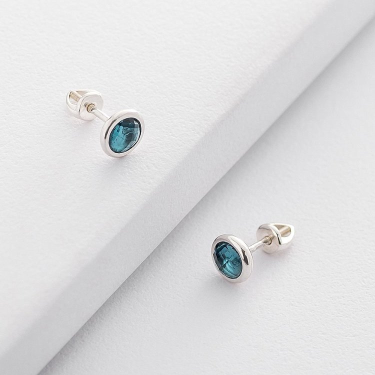 Срібні сережки-пусети з синт. топазом "Лондон" 122168 від ювелірного магазину Онікс