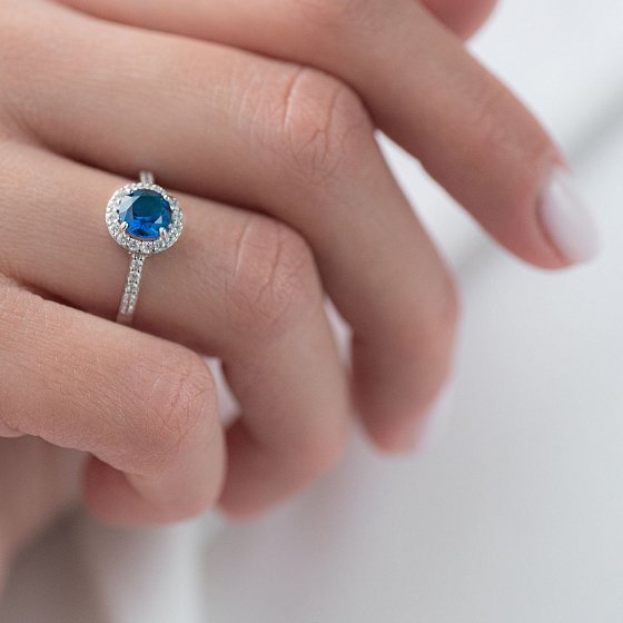 Серебряное кольцо с белыми и синими фианитами 112582 №3