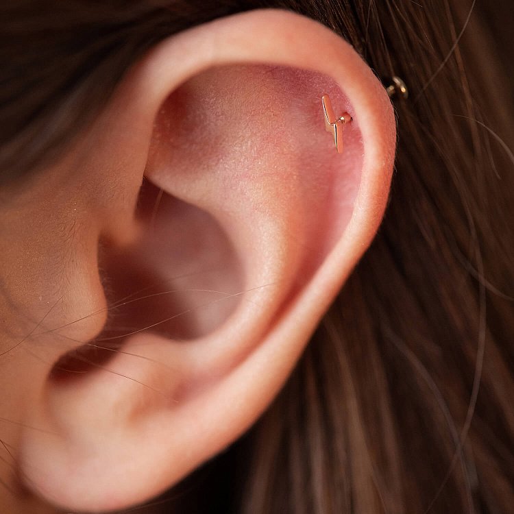 Одиночная серьга "Молния" в хрящ ушка (желтое золото) с07927 от ювелирного магазина Оникс - 6