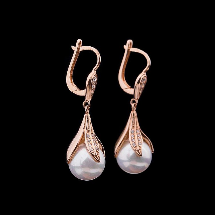 Золотые серьги с искусственным жемчугом и фианитами с03184 от ювелирного магазина Оникс