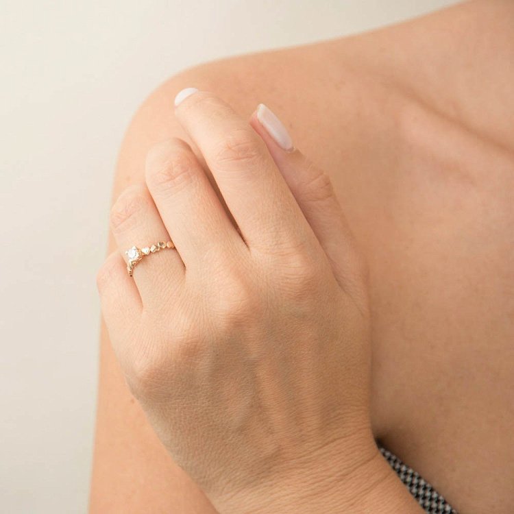 Золота каблучка "Сердечка" (фіаніт) к05801 від ювелірного магазину Онікс - 3