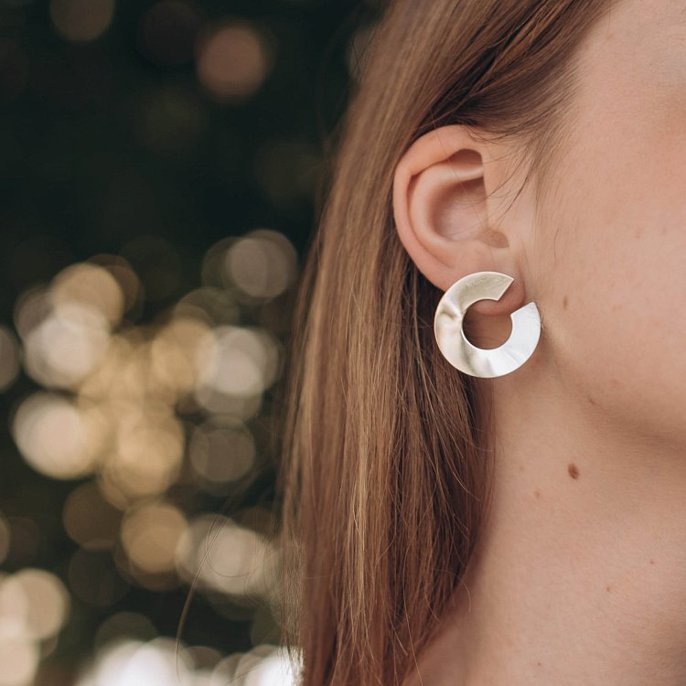 Серебряные серьги-пусеты "Глянец" 122510с от ювелирного магазина Оникс - 7