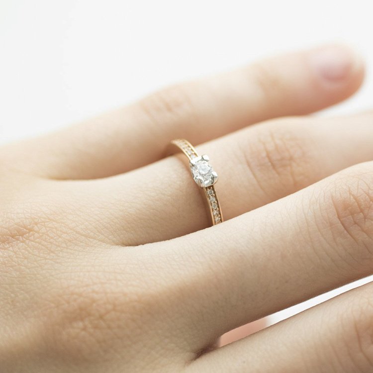 Золотое помолвочное кольцо с фианитами к03839 от ювелирного магазина Оникс - 1