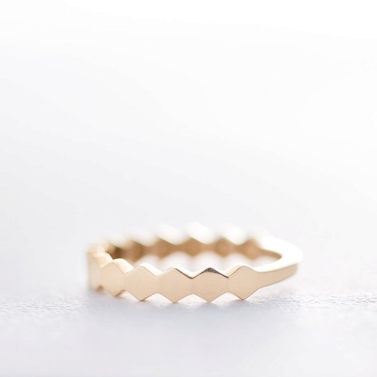 Золота каблучка без каменів к06214 від ювелірного магазину Онікс - 4