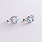 Серебряные серьги с голубыми топазами и фианитами 121365 от ювелирного магазина Оникс