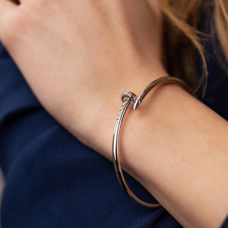 Браслет "Гвоздь" в белом золоте б03081 от ювелирного магазина Оникс - 1