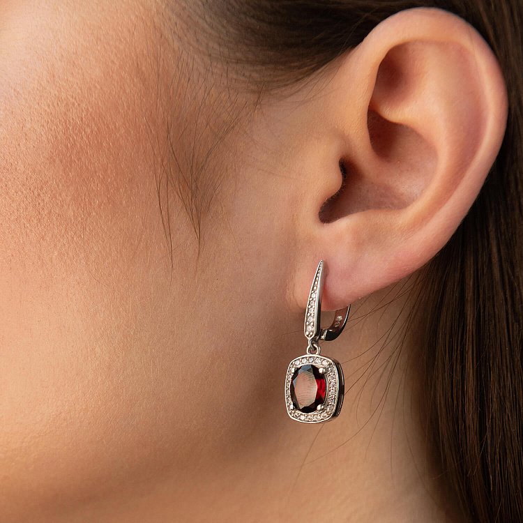 Серебряные серьги с пиропами и фианитами GS-02-060-4110 от ювелирного магазина Оникс - 3