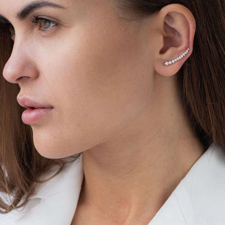 Серебряные асимметричные серьги - клаймберы (одна серьга с черными фианитами, вторая с белыми) 123155 от ювелирного магазина Оникс - 3