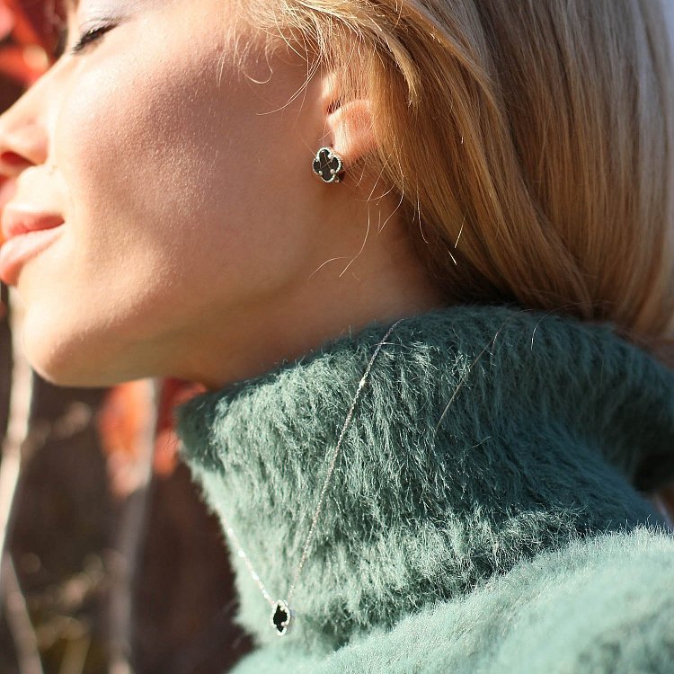 Срібні сережки "Конюшина" з оніксом 122003 від ювелірного магазину Онікс - 3