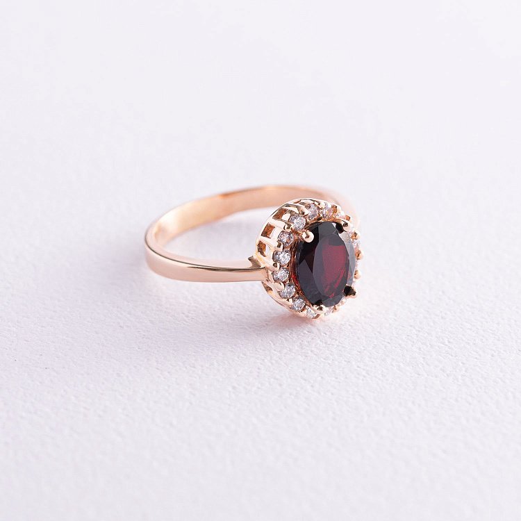 Золота каблучка з піропом (гранатом) і фіанітами к02122п від ювелірного магазину Онікс