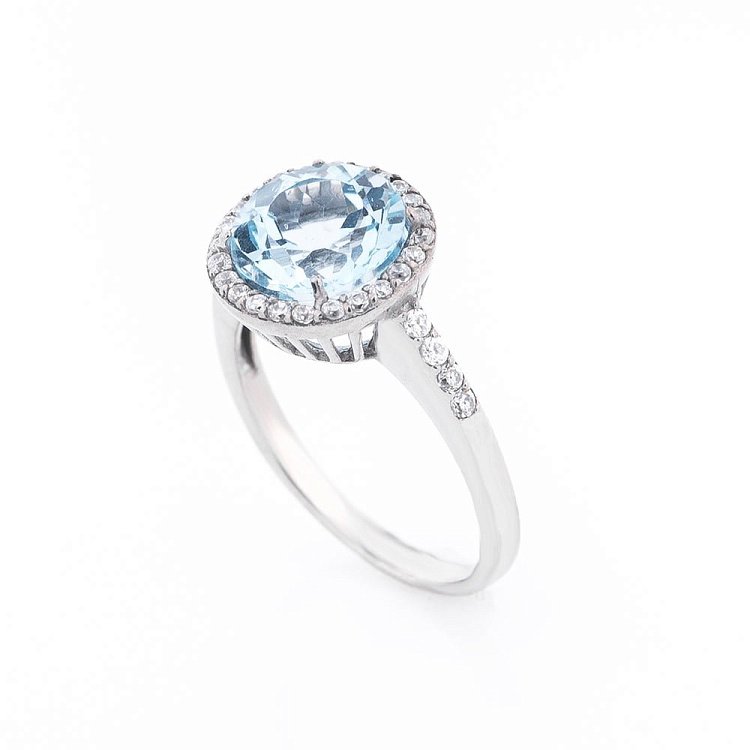 Помолвочное серебряное кольцо (голубой топаз, фианиты) 111692 Помолвочное серебряное кольцо (голубой топаз, фианиты) 111692 от ювелирного магазина Оникс