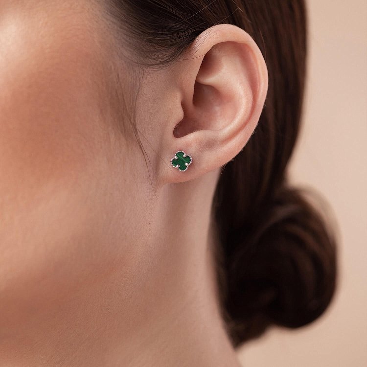 Сережки - пусети "Конюшина" з малахітом mini (біле золото) с08412 від ювелірного магазину Онікс