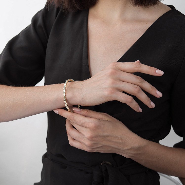 Жесткий золотой браслет с фианитами б04189 от ювелирного магазина Оникс - 2