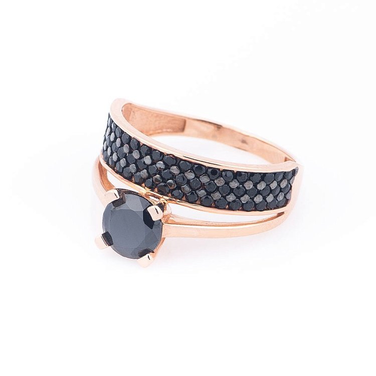 Золотое кольцо с черными фианитами к04757 от ювелирного магазина Оникс