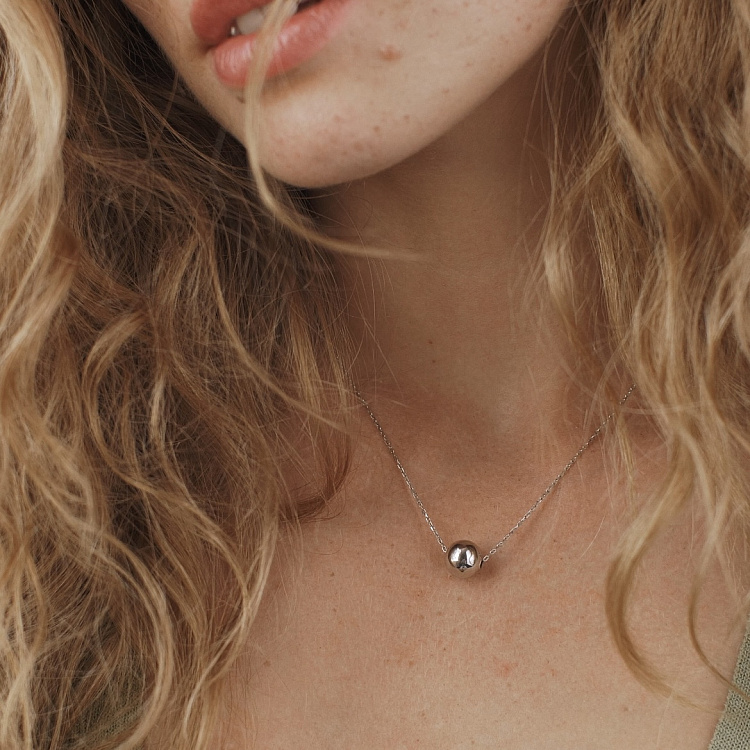 Срібне кольє "Кулька" (9 мм) 181200 від ювелірного магазину Онікс