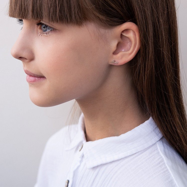 Срібні сережки - пусети "Love" з емаллю 123136 від ювелірного магазину Онікс - 3